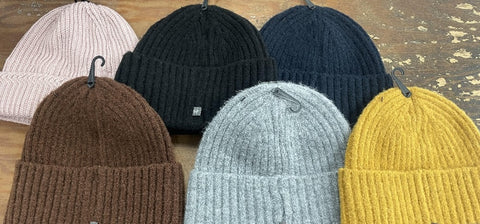 TUQUES<br>Grand choix en magasin!<br><br>$19.99|HATS <br>Lots of choices in store!<br><br>$19.99